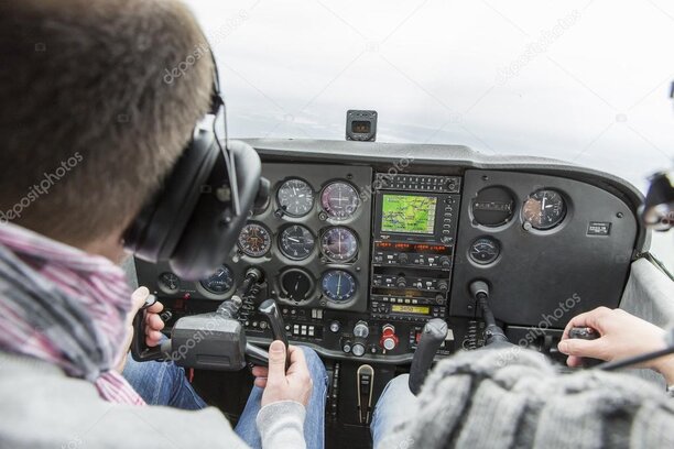 Visiteurs assis dans le cockpit d’un avion de chasse dans un musée