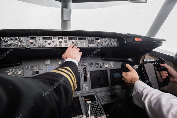 Visiteur aux commandes d’un simulateur de vol F/A-18 dans un musée