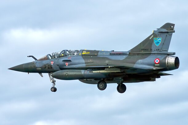 Bénévoles restaurant un avion Mirage III dans un hangar de musée