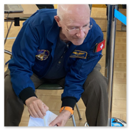 Claude Nicollier pendant les Payerne Space Days écahnge avec les visiteurs