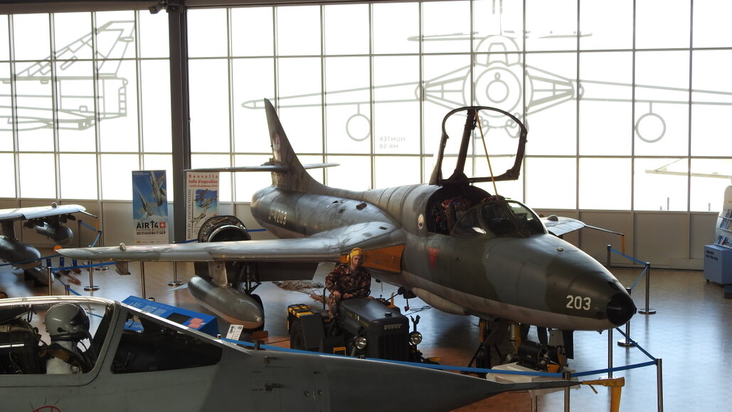 Grand hall d’exposition du musée Clin d’Ailes avec plusieurs avions