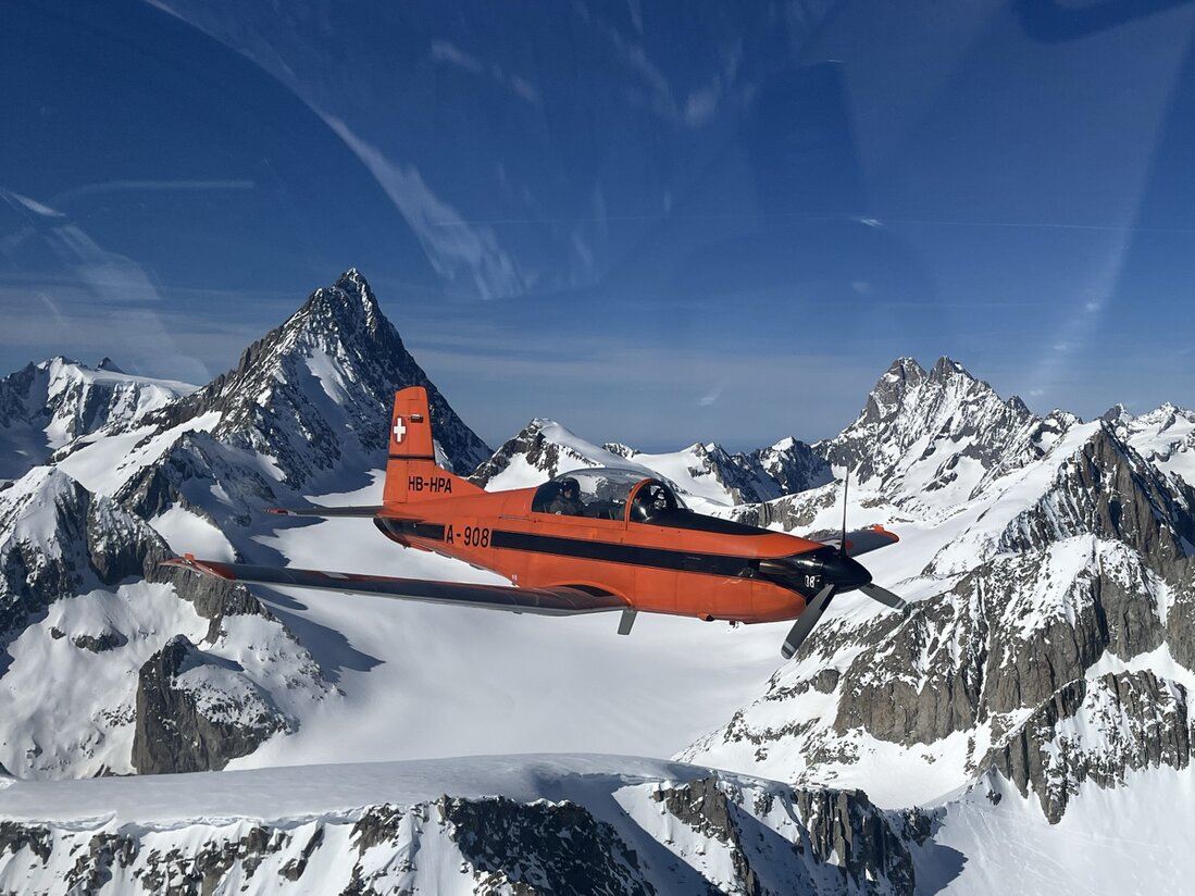 Avion PC-7 devant les alpes suisses