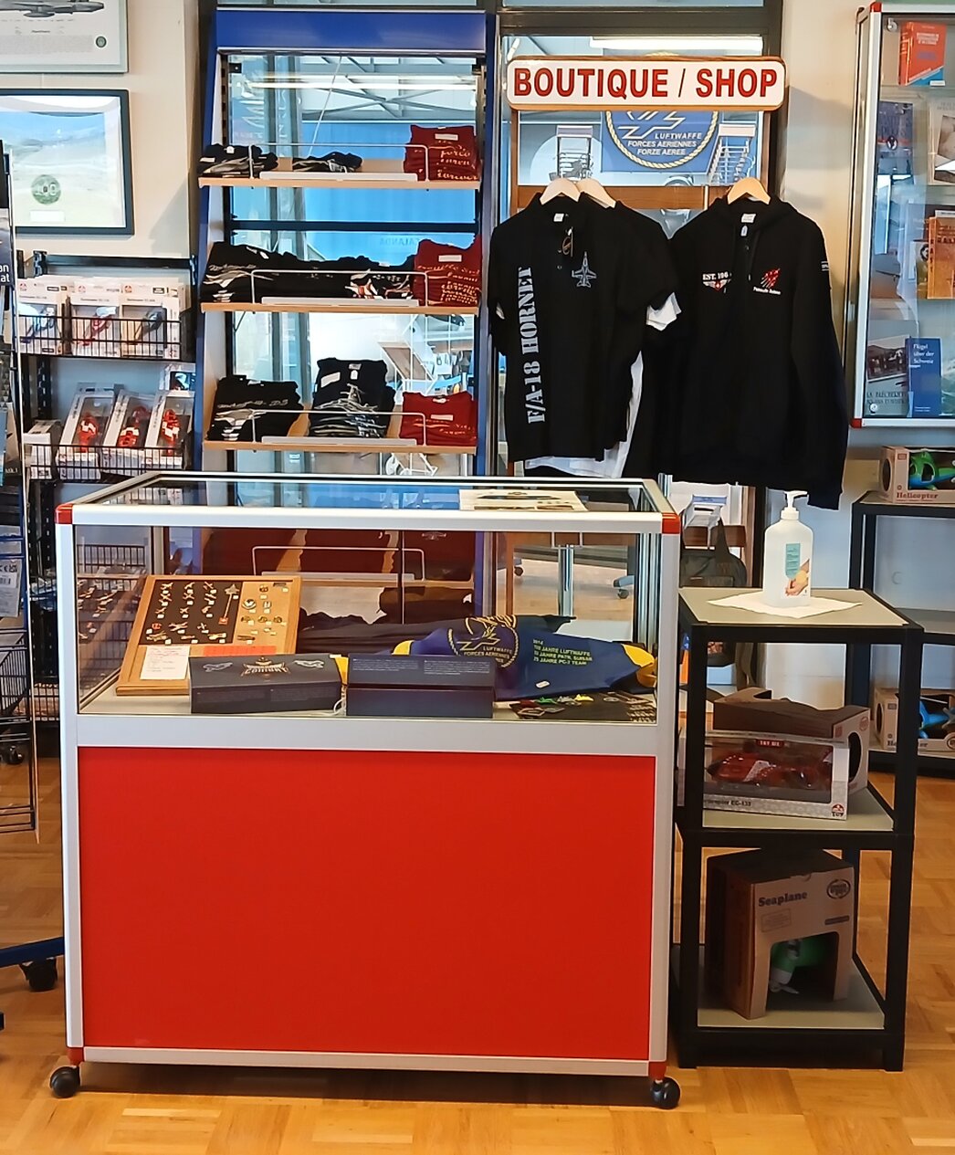 Boutique d’un musée d’aviation avec souvenirs et maquettes