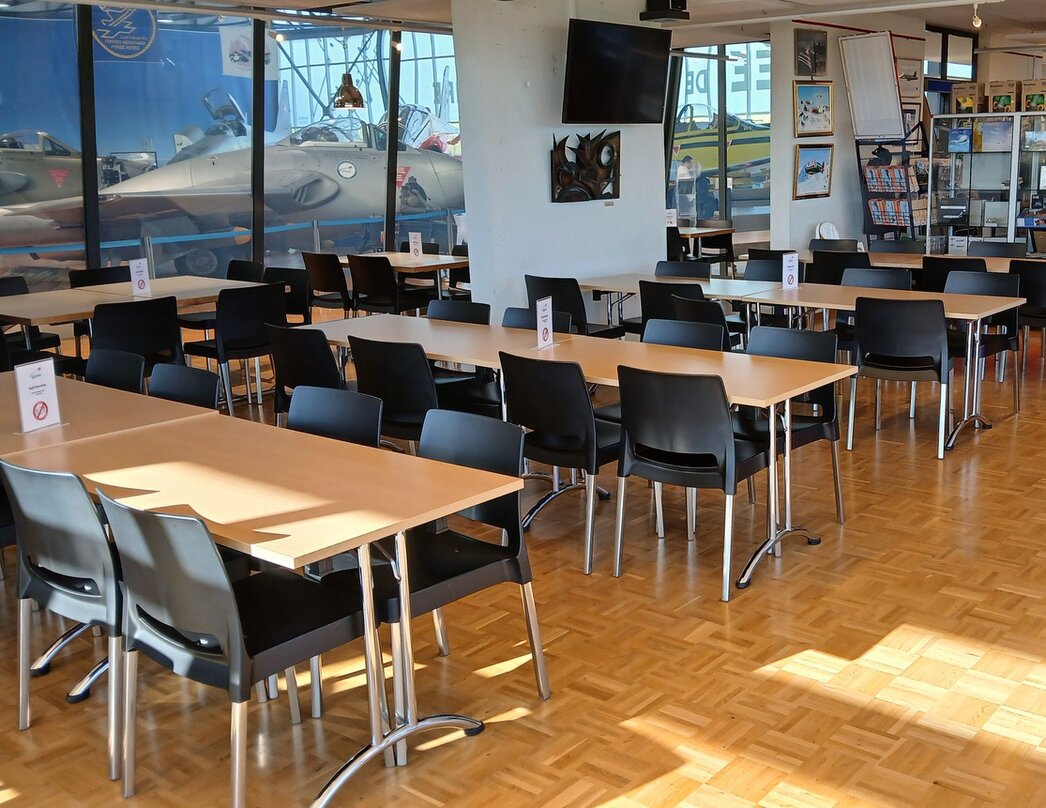 Espace café dans un musée avec des visiteurs assis