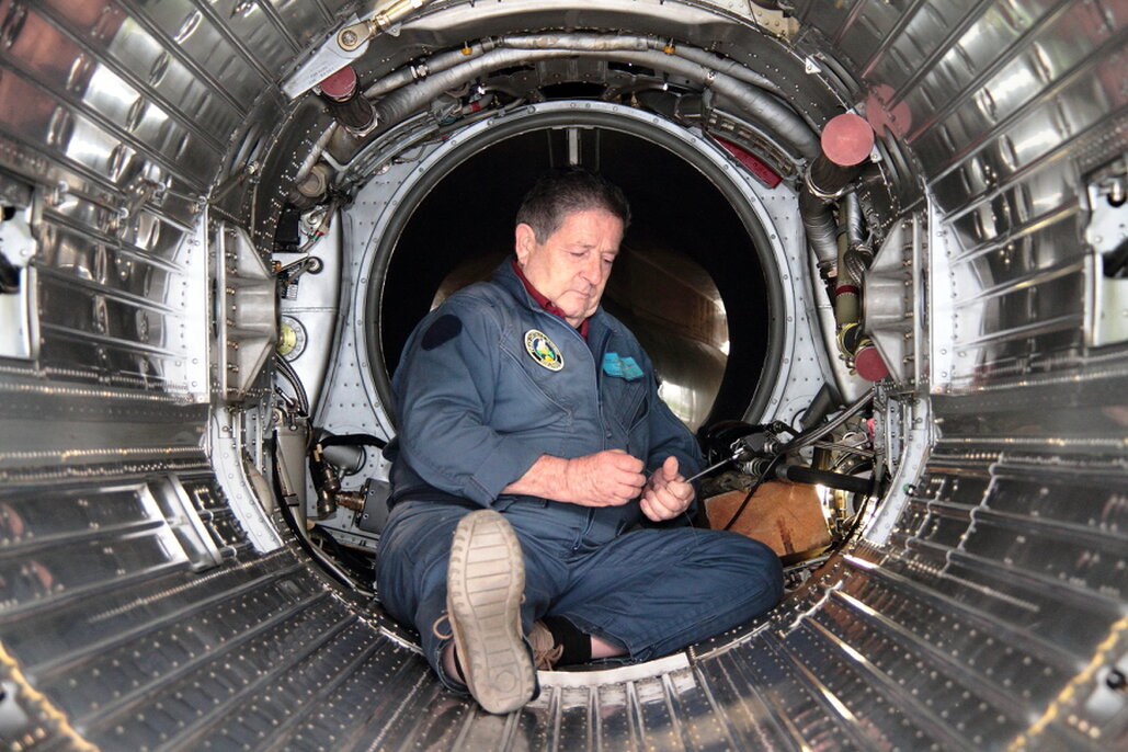 Avion militaire historique roulant sur une piste