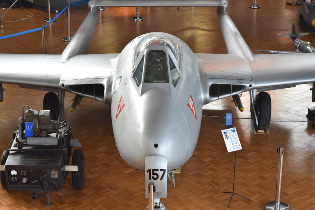 Jet de chasse suisse exposé dans un hall de musée
