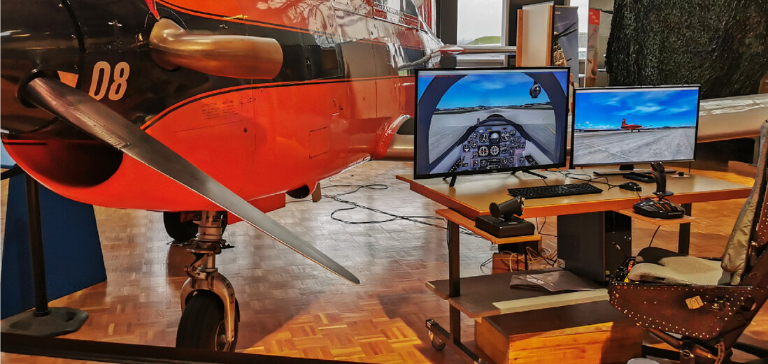 Avions de collection entretenus dans un hangar de musée