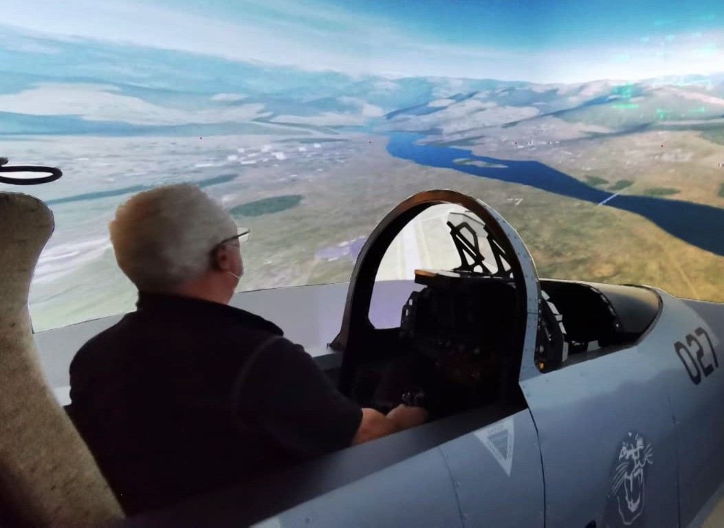 Visiteur aux commandes d’un simulateur de vol dans le musée Clin d'Ailes