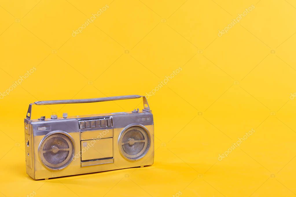 Bénévole présentant du matériel radio d’aviation dans une vitrine de musée