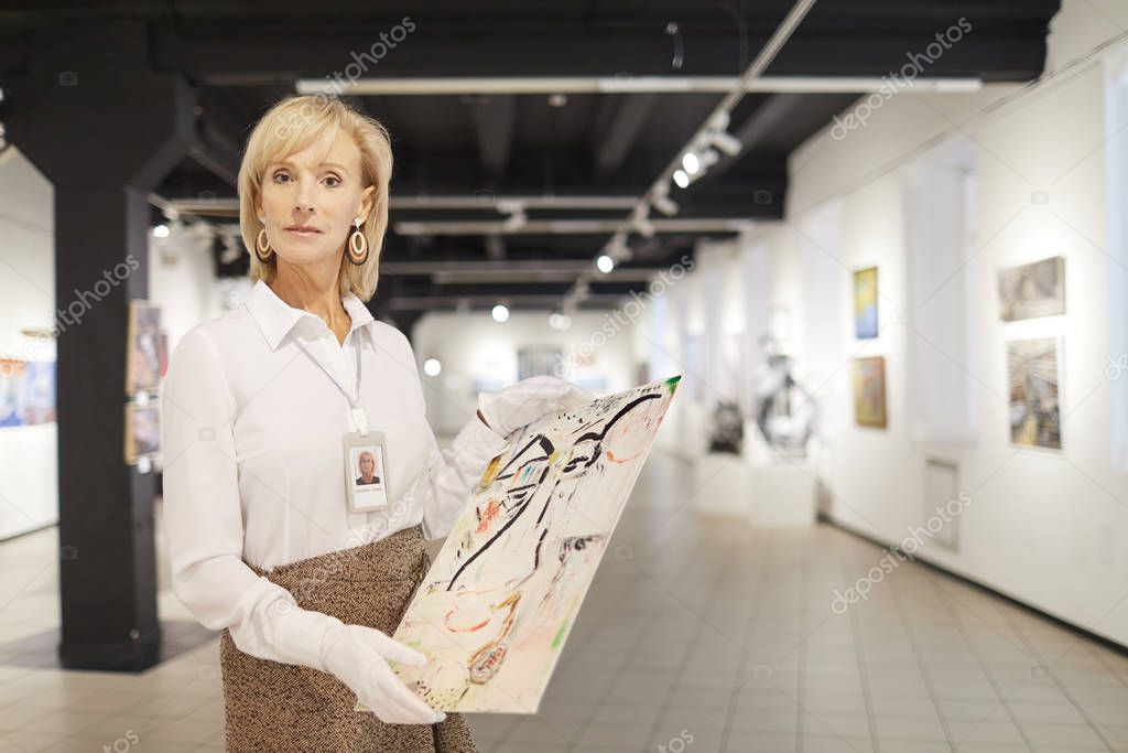 Guide bénévole présentant un avion à un groupe de visiteurs