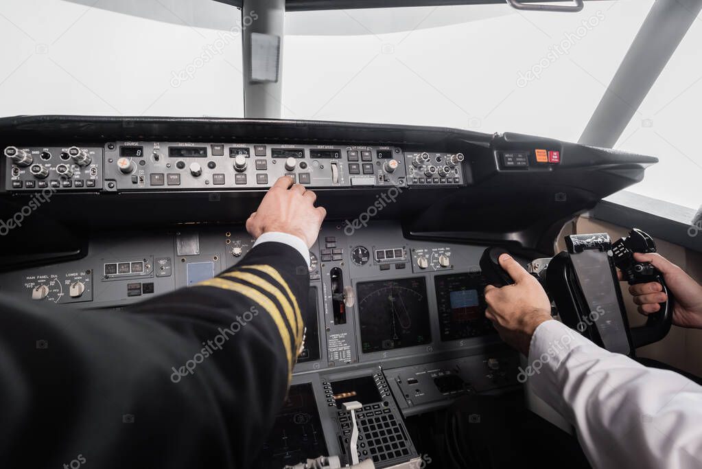 Un bénévole accompagne un visiteur sur un simulateur de vol