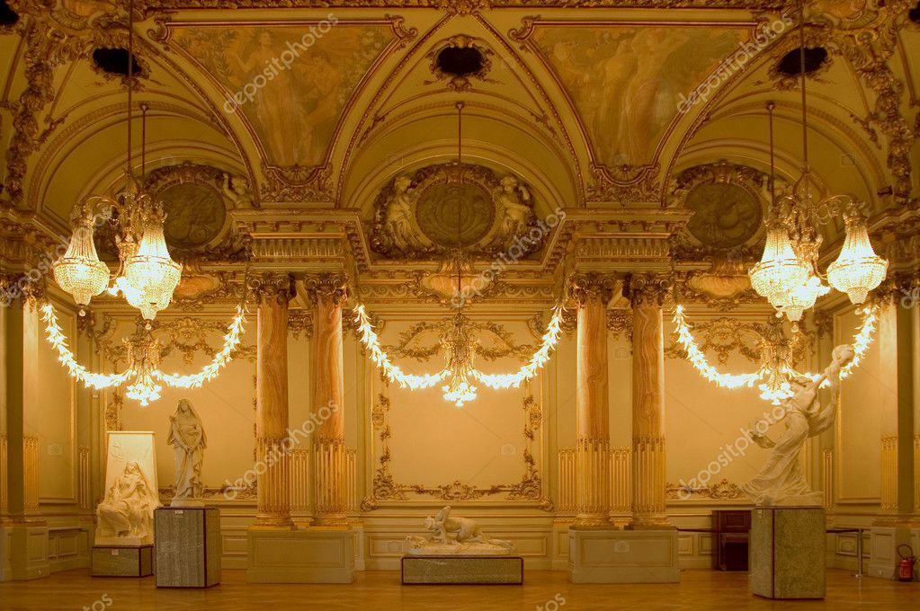 Bénévole du musée accueillant des visiteurs à la billetterie