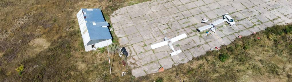 Bénévoles travaillant sur la restauration d’un avion dans un hangar