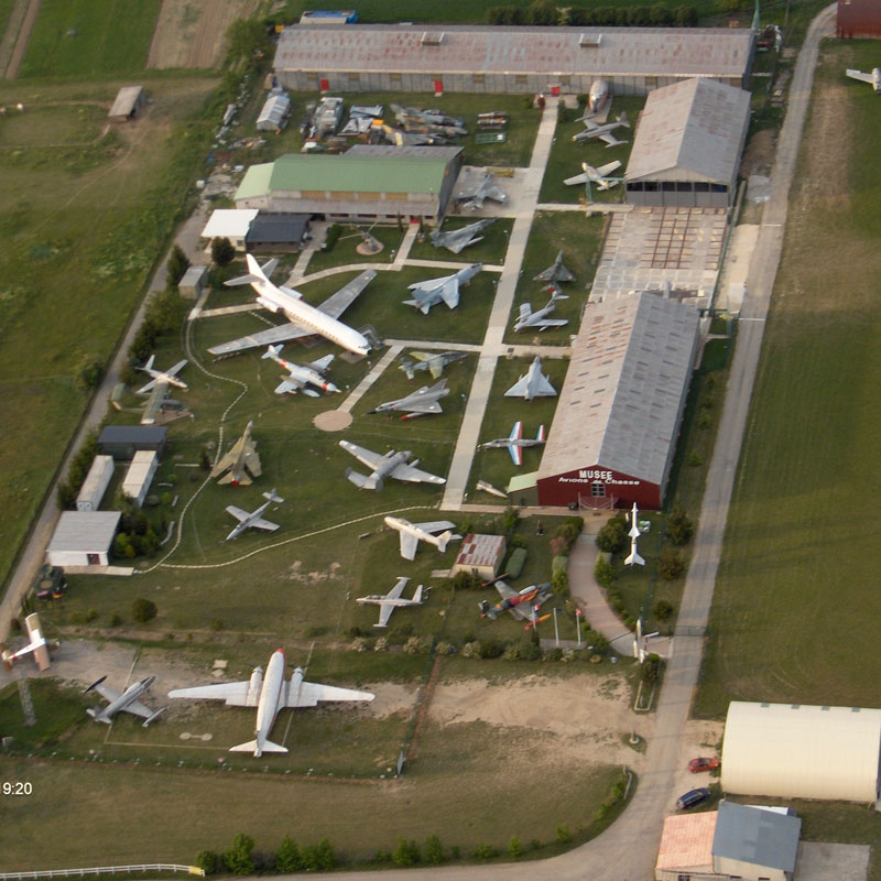 Membres d’un club d’aviation réunis devant un avion de collection