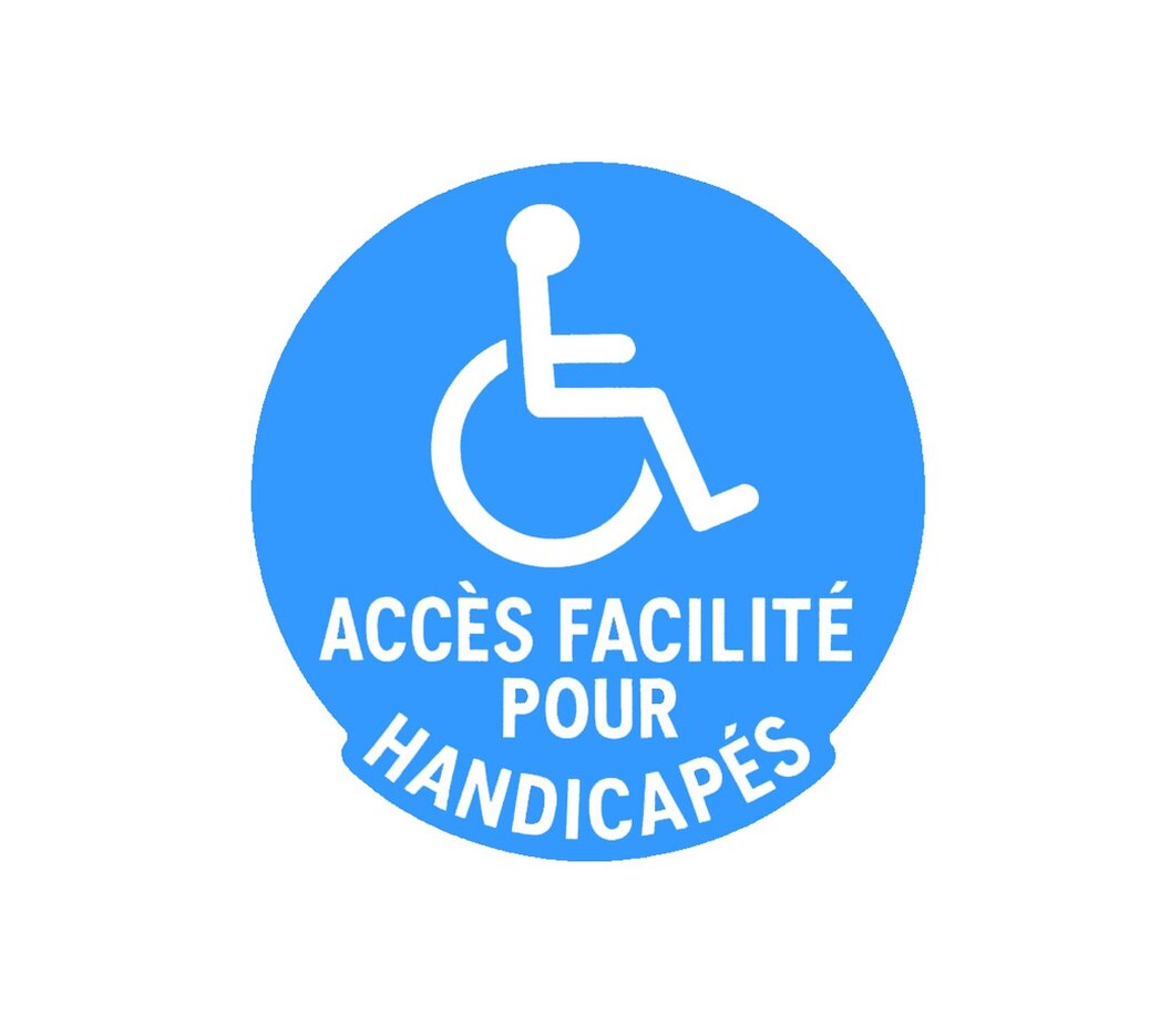 Visiteurs dans un musée accessible avec rampe