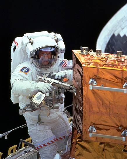 Astroanute suisse Claude Nicollier pendant sa sortie EVA STS-103