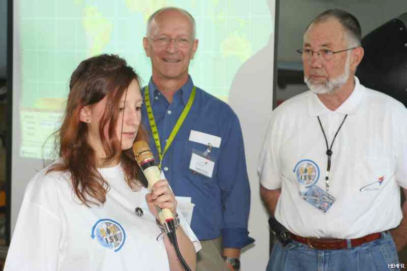 ARISS 2006 au musée Clin d'Ailes, Claude Nicollier avec une étudiante qui pose sa question à l'astroanute Thomes Reiteer dans l'ISS