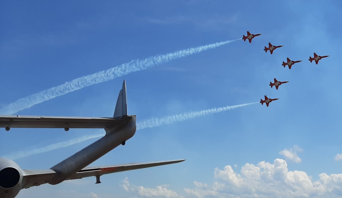 Patrouille Suisse Les tiger F5 de la patrouille suisse survolent le musée Clin d'Ailes