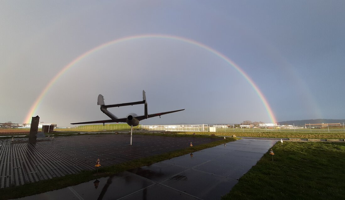 Arc-en-ciel Vue extérieure du Musée Clin d'Ailes avec arc-en-ciel