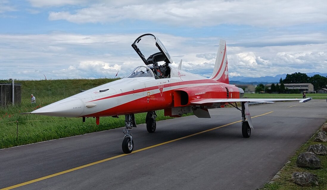 Tiger F5 patrouille suisse Un avion Tiger F5 de la patrouille suisse au musée Clin d'Ailes